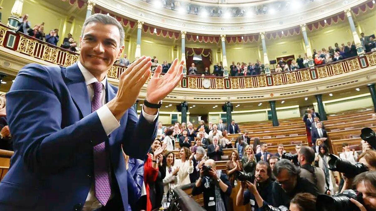 Pedro Sánchez festeja que el parlamento español aprobó la ley de amnistía. (foto: Gentileza La voz)