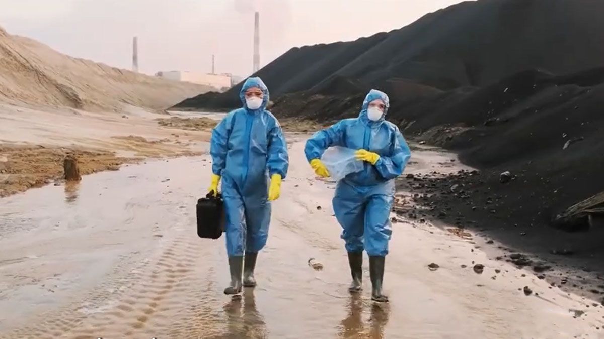 los grupos de especialistas trabajan con trajes especiales para evitar la radiación (Foto: Gentileza 7 news )