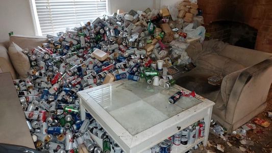¡La gran pesadilla del propietario! El inquilino le dejó 8.000 latas de cerveza en su departamento