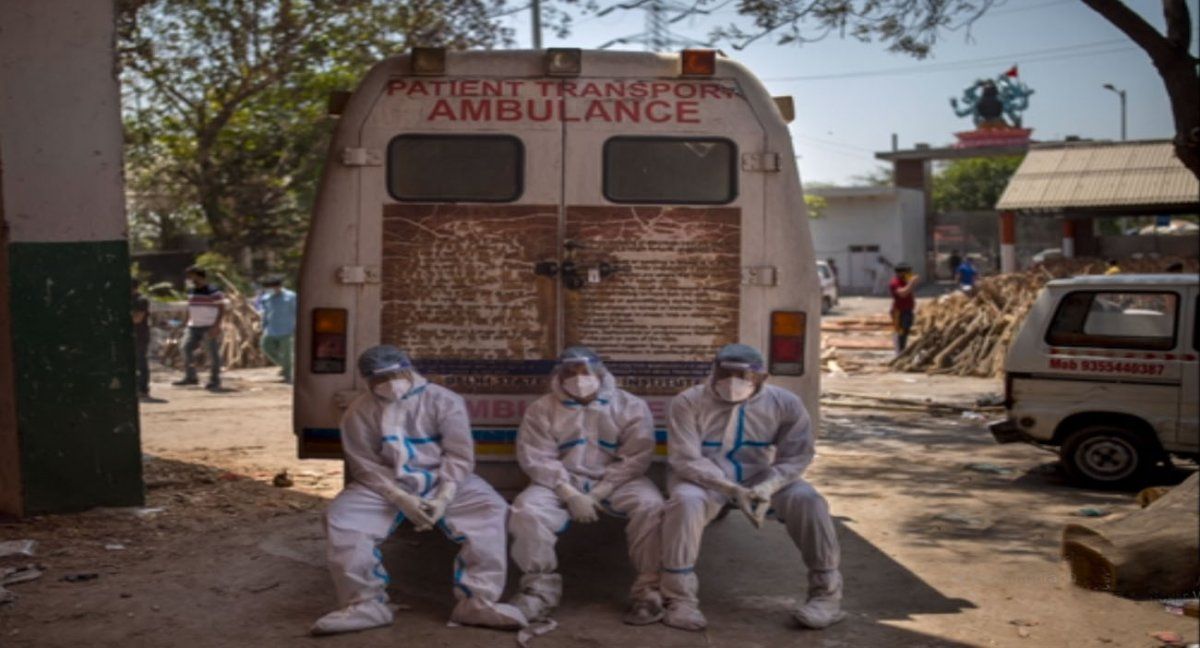 Personal sanitario exhausto por la tragedia sanitaria en la India ( Foto: AP)