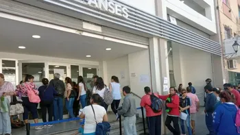ANSES confirmó el calendario de pagos, aumento del 2,1% y adelanto por el fin de semana largo.  ANSES confirmó el calendario de pagos, aumento del 2,1% y adelanto por el fin de semana largo.