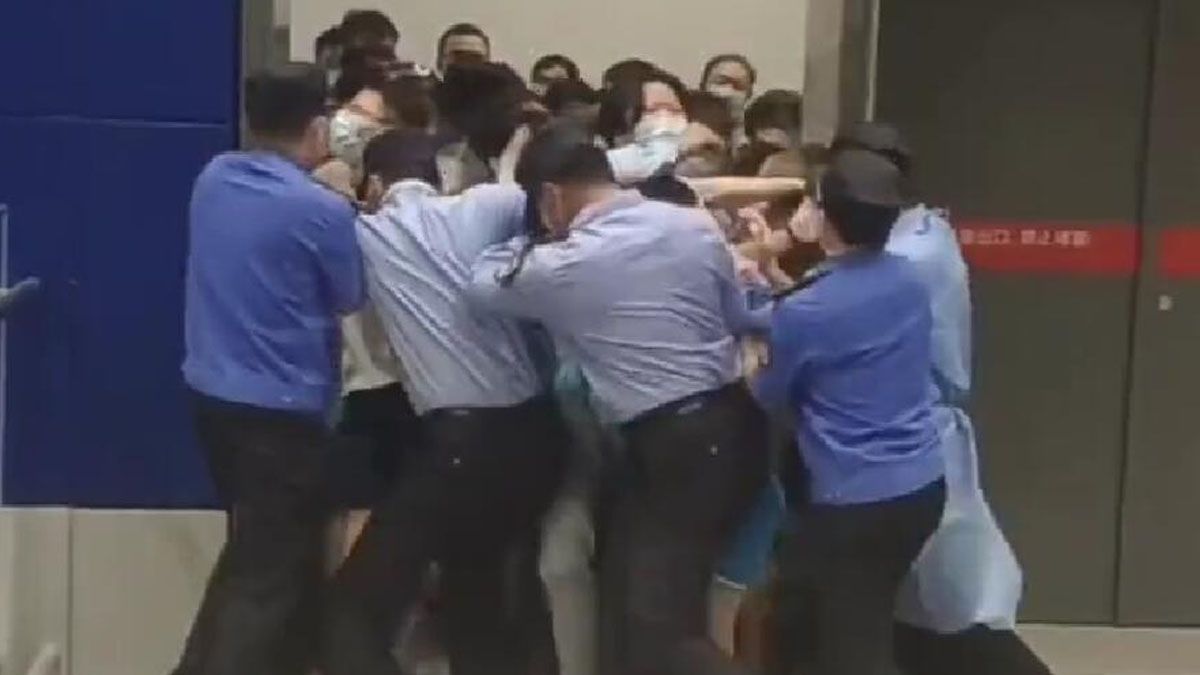 La policía de shanghái intenta retener a los clientes de una tienda ante un caso de coronavirus (Foto: Gentileza Handelsblatt)