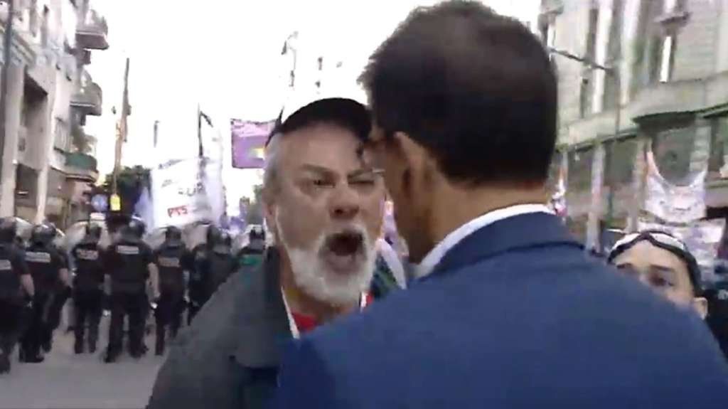 El video cuando militantes de izquierda agredieron a un movilero de TN en vivo