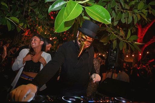 El aclamado DJ Claptone cerró su visita al país con un show exclusivo en Roldán