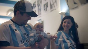 Racing lanzó un modelo de camisetas diseñadas para amamantar en la cancha