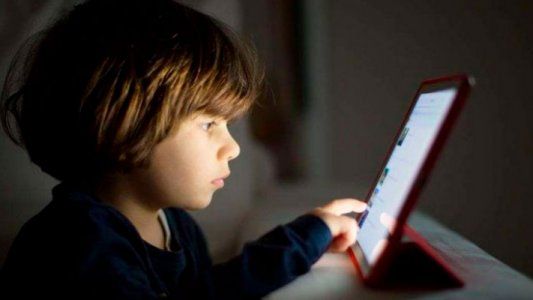 Estudio: los chicos duplicaron el tiempo frente a pantallas y ven más los de menos recursos