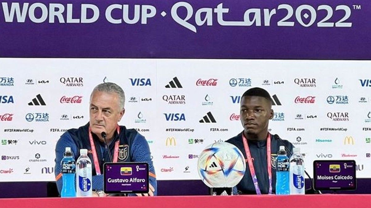 Gustavo Alfaro y Moisés Caicedo en la conferencia de prensa previo al debut mundialista en Qatar 2022. 