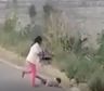 El video de la madre que patea brutalmente a su pequeño hijo: ¡por suerte fue detenida!
