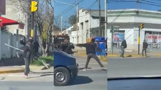 Indignante video: pedía plata con muletas, se peleó con un hombre y salió corriendo