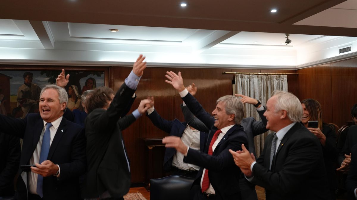 Los festejos del Gobierno luego de anunciar la salida del cepo (Foto: Presidencia).