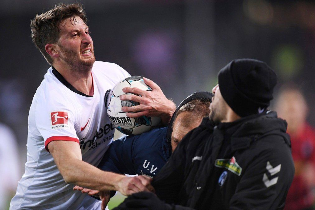 Escándalo con el argentino David Abraham en Alemania: golpeó al técnico rival y fue expulsado