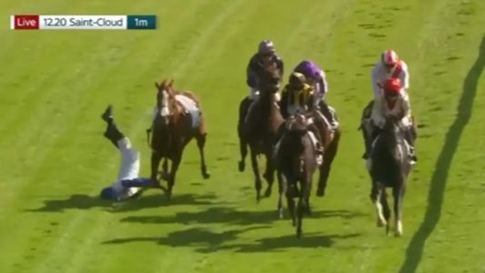 ¿Mala fe o accidente? La impresionante caída de un jockey por el codazo de un colega