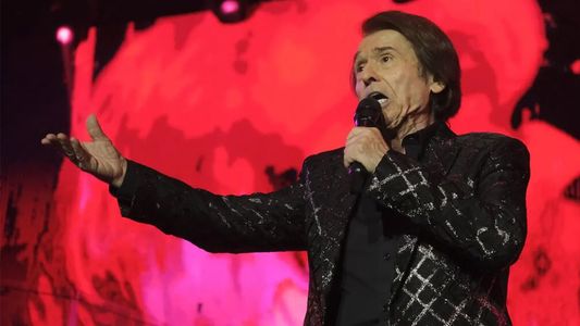 Raphael fue internado de urgencia tras sufrir un ACV