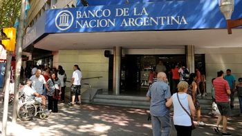 Los bancos estatales funcionarán hasta las 11 por la marcha de la CGT (Foto: Telam). Los bancos estatales funcionarán hasta las 11 por la marcha de la CGT (Foto: Telam).