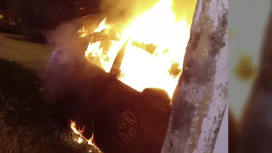 Rosario violento: incendiaron otro taxi a metros de donde asesinaron a uno de los taxistas