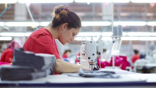 La industria volvió a caer en marzo: ¿qué actividades bajaron y cuáles crecieron?