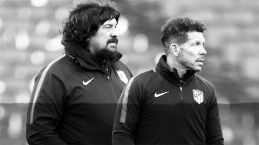 Simeone ya eligió al reemplazante del Mono Burgos para que sea su ayudante en el Atlético de Madrid