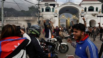 Nepal en llamas: las violentas imágenes de la rebelión popular que derrumbó al gobierno