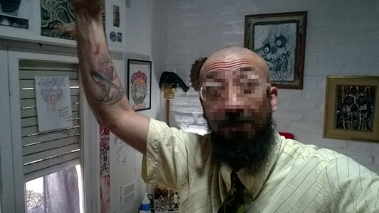 Detuvieron a un hombre acusado de asesinar y enterrar a su abuelo en el patio de su casa