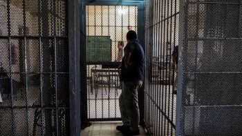 Infancia olvidada: hay 146 mil chicos que viven en hogares con familiares en prisión y sufren más la pobreza y la violencia