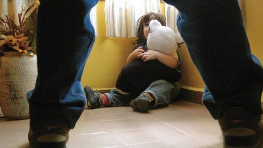 Terror en Neuquén: ex policía violó a nena de 5 años y guardaba los videos del hecho en su celular