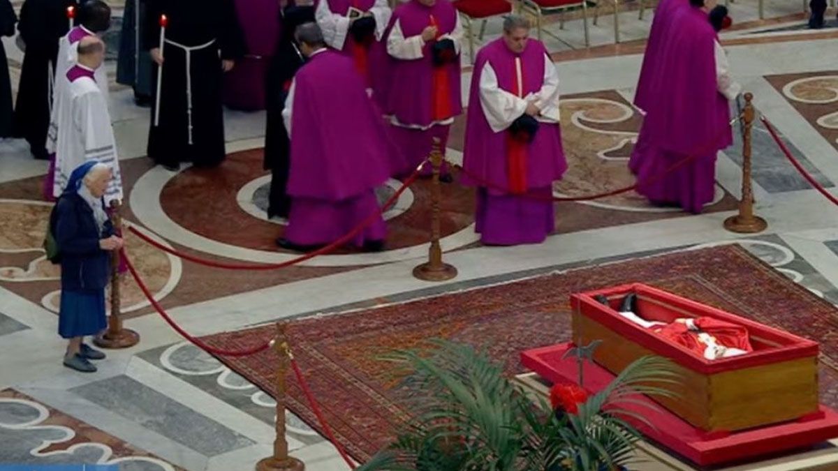 Sor Genevieve, llora en el velatorio del Papa Francisco. Su imagen dio la vuelta al mundo. (foto: Captura de TV)