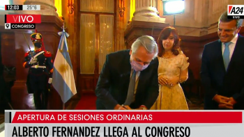 Qué mensaje dejó Alberto Fernández en la firma del libro de Honor y cuál fue la corrección de Cristina
