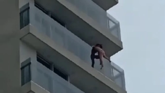 La historia detrás de la mujer desnuda que quedó colgando del séptimo piso: drogas, violencia de género y reclamos de vecinos