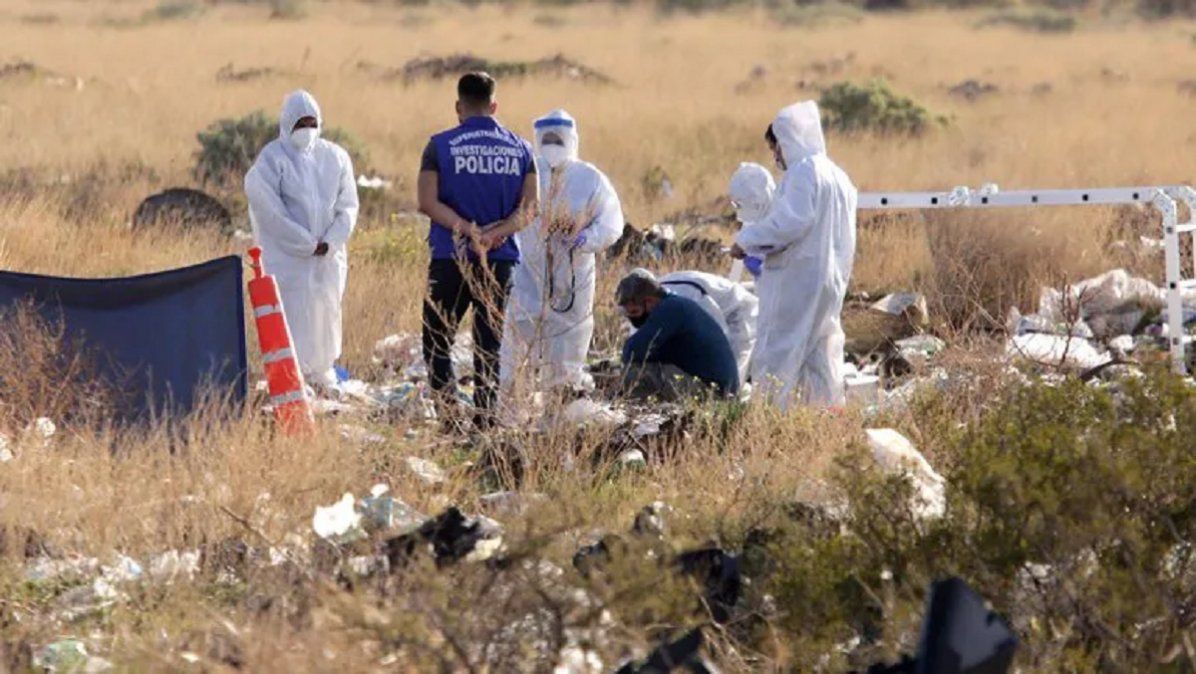 Pericias en el basural de la zona de Centenario, donde encontraron el cuerpo calcinado de Agostina. (Foto: LM Cipolletti)
