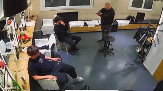 Horror en una famosa peluquería de Recoleta: mató a un compañero y todo quedó grabado