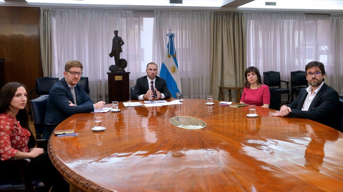 Déficit cero, crecimiento a partir de 2021 y dólar a $182 en 2023: Guzmán presentó en Columbia su plan económico