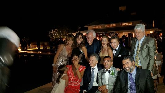 ¡Hasta Mauricio Macri bailó con Carlitos Tevez en la fiesta de su casamiento!