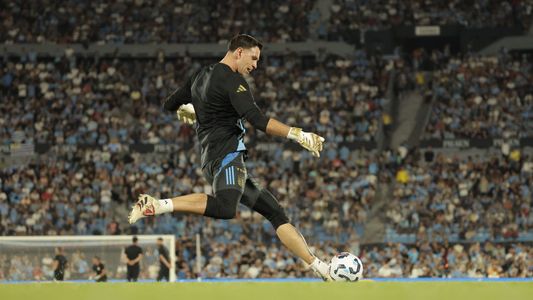 No pierde la costumbre: el LLAMATIVO cambio de look del Dibu Martínez en la previa del partido ante Uruguay