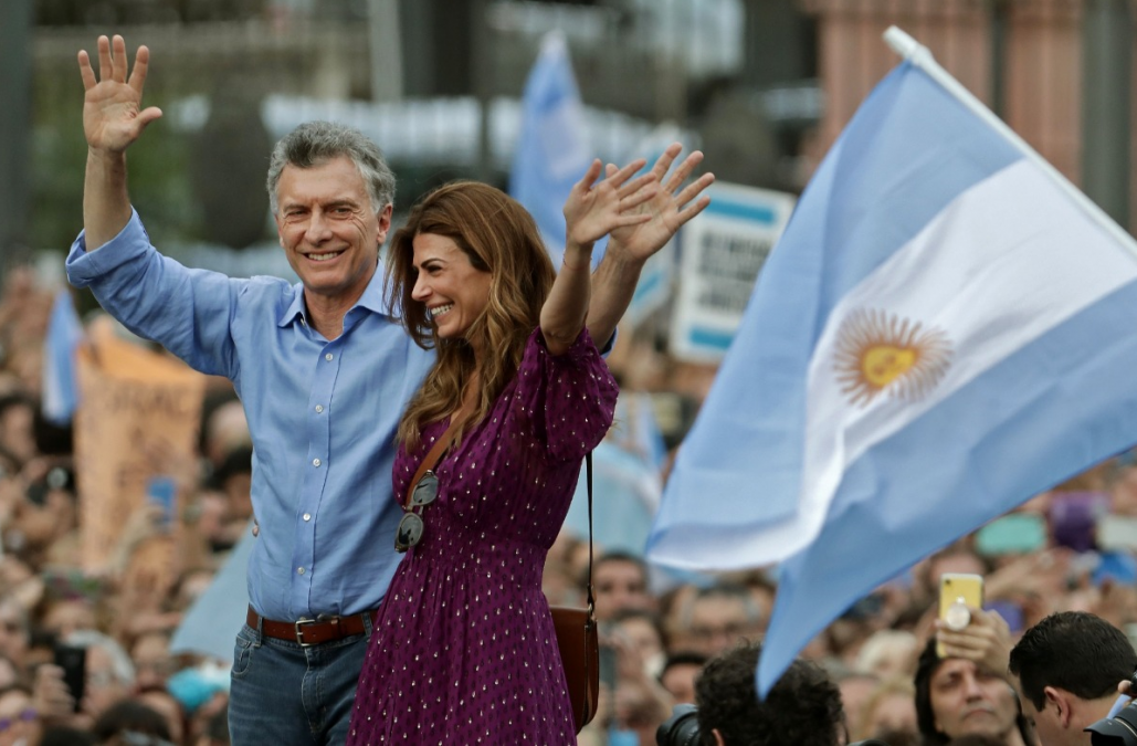 Macri se despidió con un acto multitudinario en Plaza de Mayo y afirmó: Hasta pronto, esto recién comienza