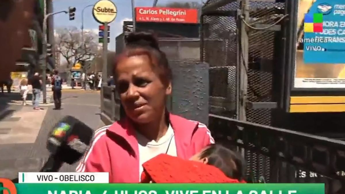 Nadia vive a metros del Obelisco desde que quedó en situación de calle (Foto: captura América TV).