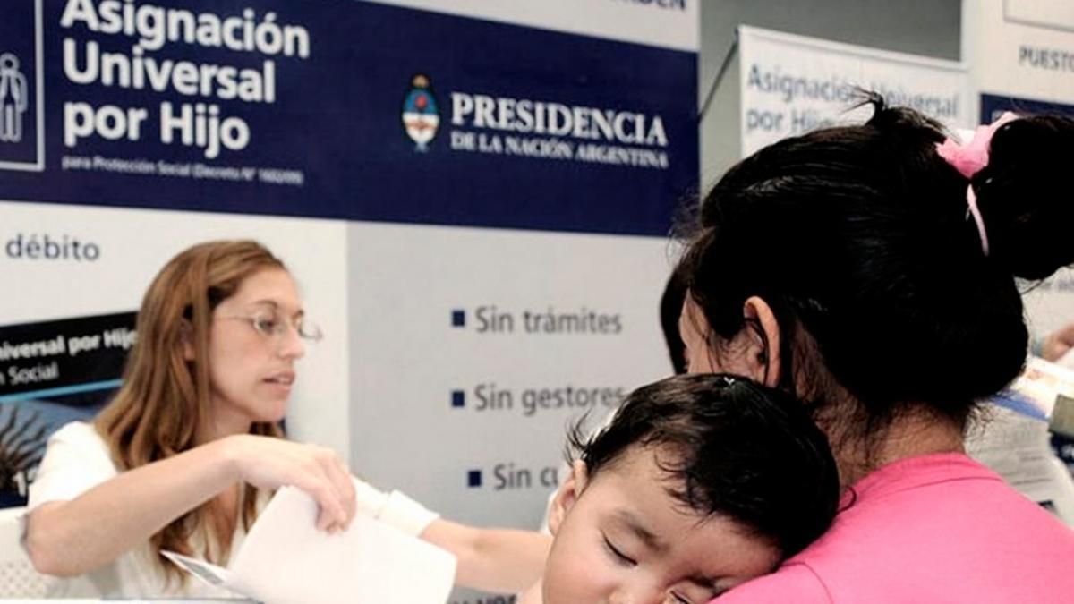 Beneficiarias de AUH y de AUE cobrarán