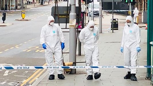 Hallan tres cuerpos tirados en las calles de Nottingham e investigan si fue un ataque terrorista
