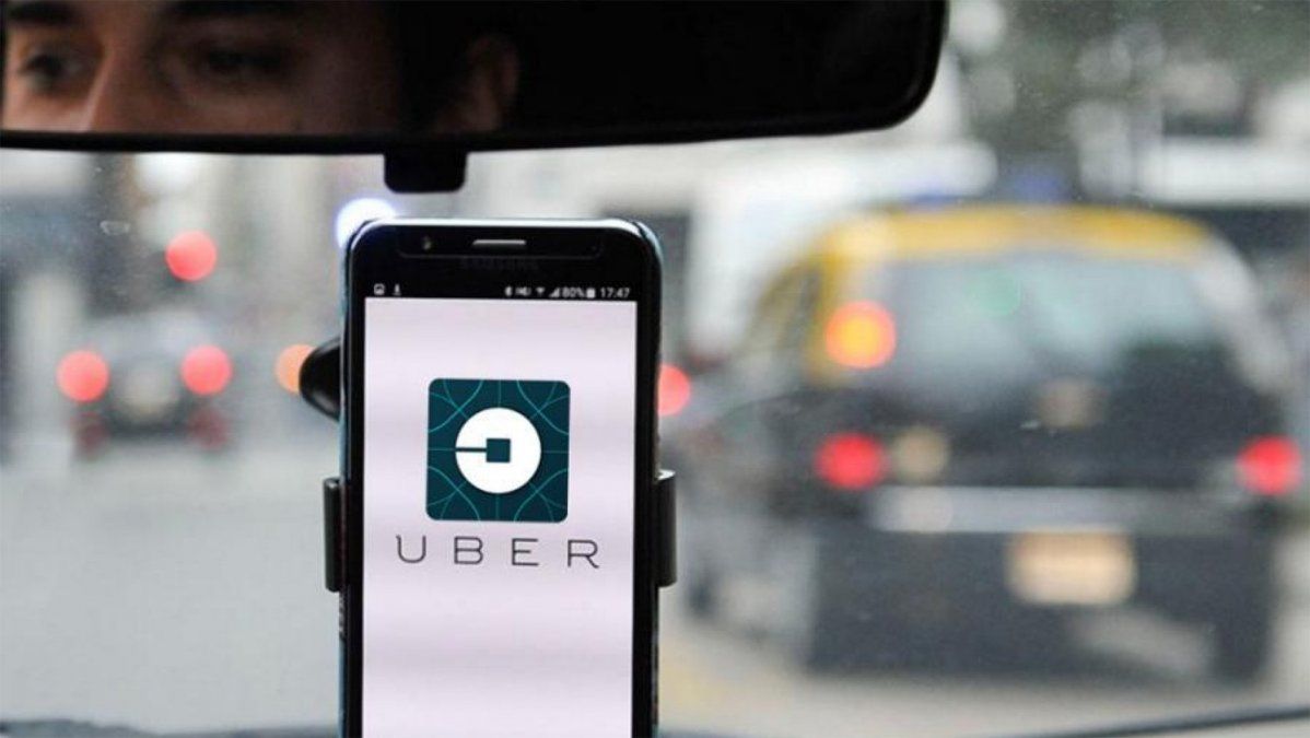 Aprobaron la ley AntiUber, que prevé multas de hasta 200 mil pesos para los conductores