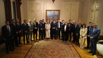 Javier Milei y los 20 gobernadores que le van a garantizar gobernabilidad para las reformas pendientes. Foto: Casa Rosada Javier Milei y los 20 gobernadores que le van a garantizar gobernabilidad para las reformas pendientes. Foto: Casa Rosada