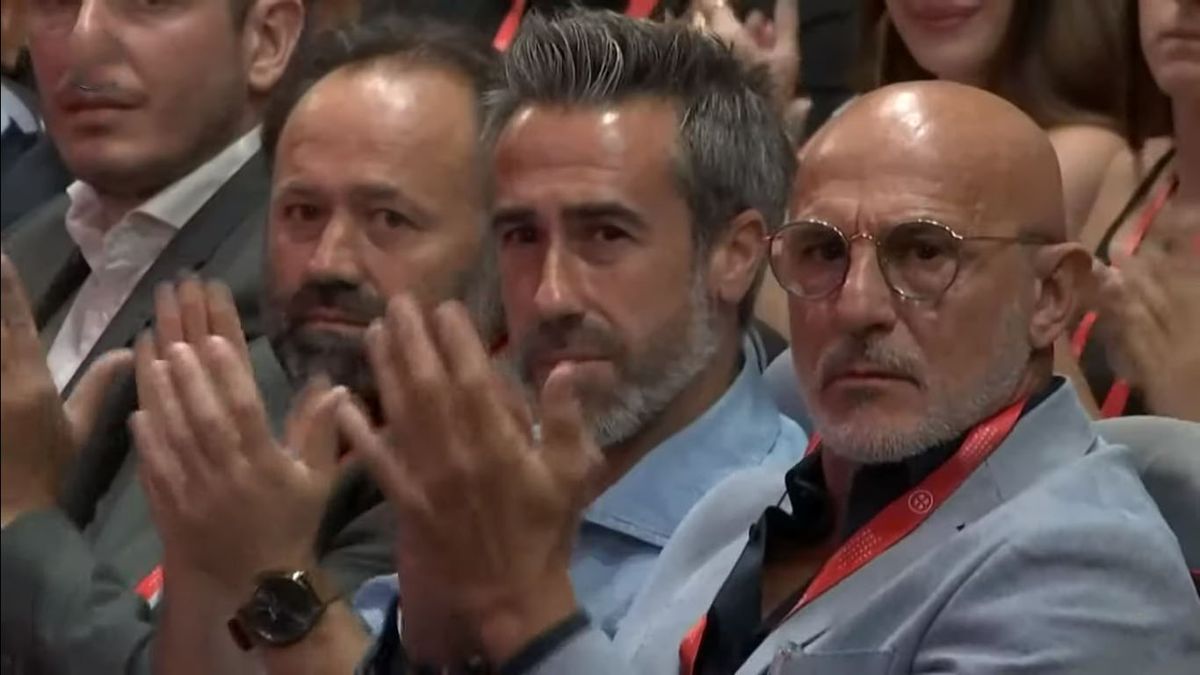 Jorge Vilda, el técnico del seleccionado femenino de fútbol, aplaude a Rubiales cuando dice que no piensa renunciar como presidente de la Federación Española de Fútbol. (Foto: Captura de TV)