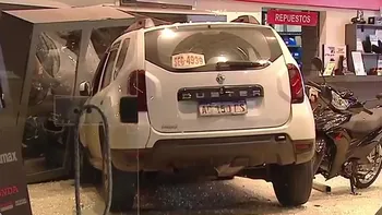 El video del violento choque de una camioneta que se incrustó en una concesionaria