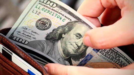 Pese al anuncio oficial del BCRA, la compra de dólares sigue paralizada y recién volvería el lunes