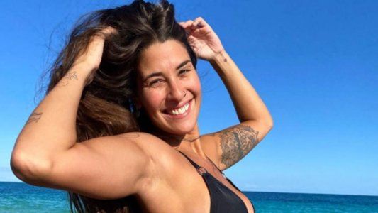 Acostada y de espaldas en la playa, Ivana Nadal posó en una bikini diminuta y reveló qué es lo que está extrañando