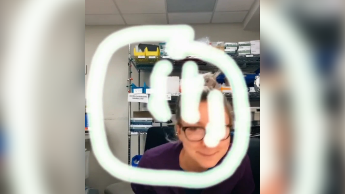 A la joven se la puede ver sonriendo y riendo mientras crea la forma