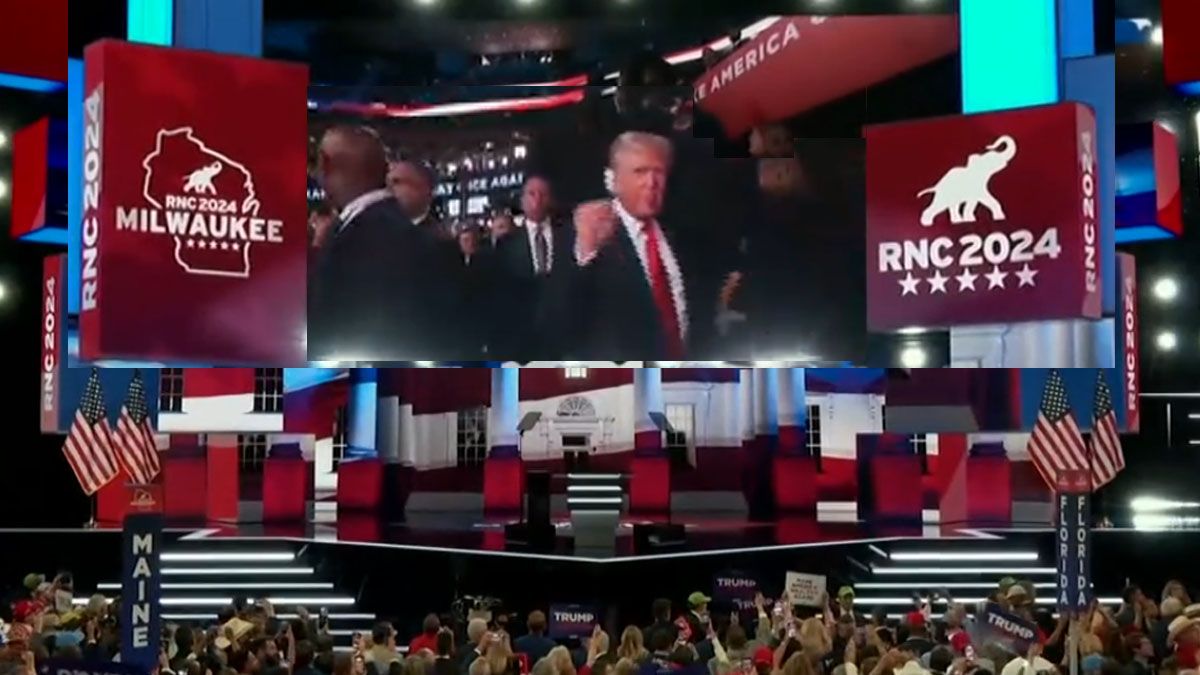 La gran pantalla en la convenci&oacute;n republicana muestra la llegada de Donald Trump, como un campe&oacute;n mundial de boxeo. (Foto: Captura de TV)