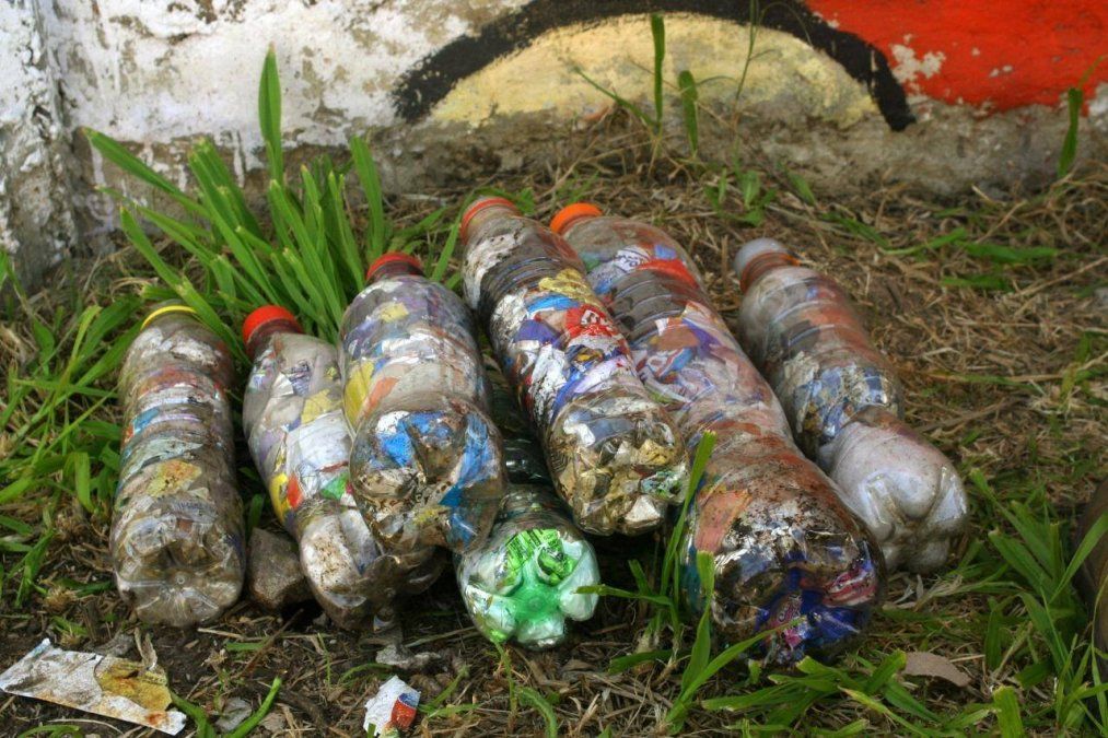 Esta ONG dona muebles hechos con plásticos de un solo uso