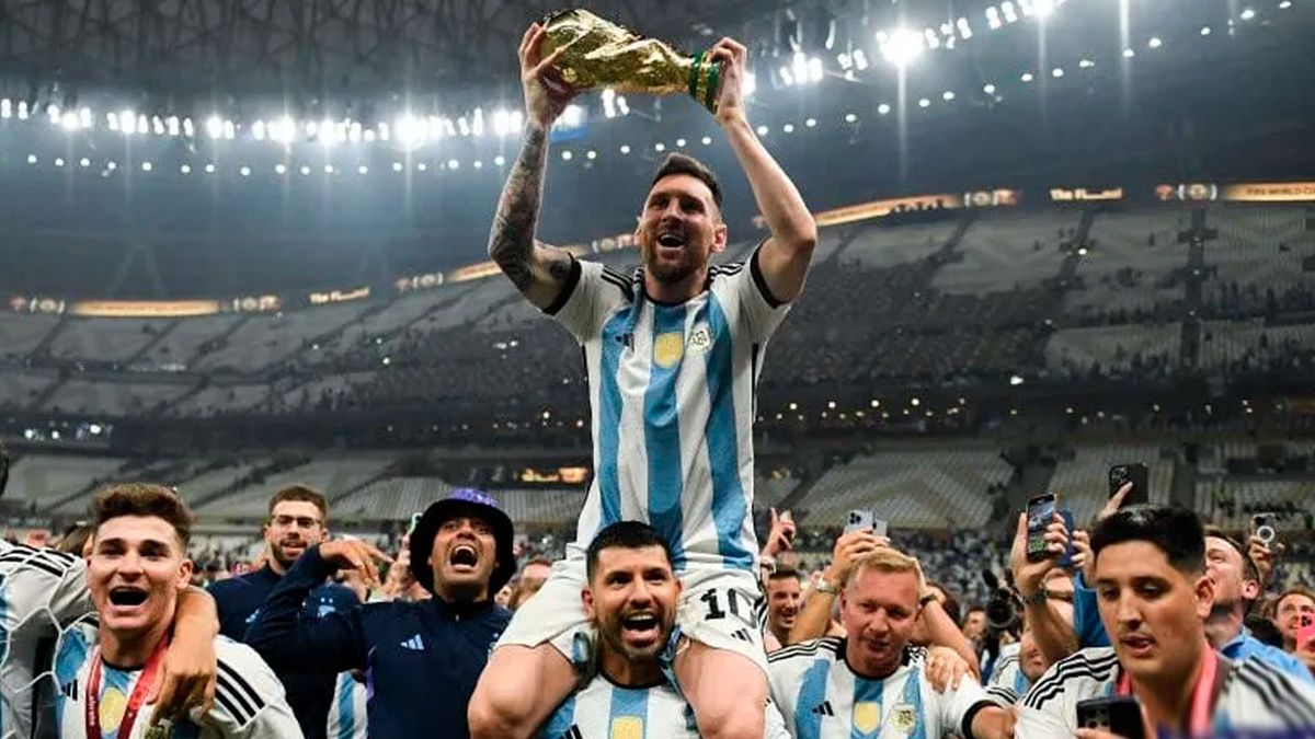  Kun Agüero contó el problema de salud que le causó levantar en sus hombros a Messi en la final del Mundo