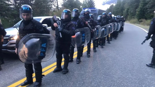 Tensión en Villa Mascardi: al menos 12 detenidos en el desalojo a grupos mapuches