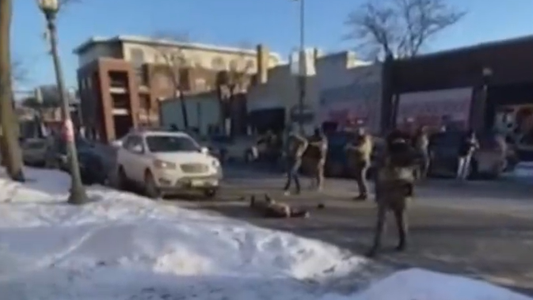 Agentes del ICE mataron a tiros a un hombre en Minneapolis durante una redada federal