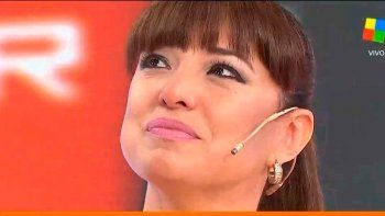 Andrea Estévez se quebró al aire en Intrusos tras el abrazo de sus compañeros por la muerte de su papá